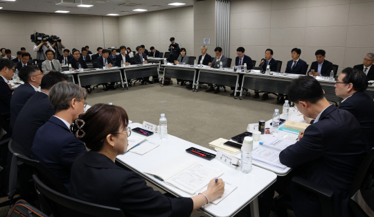 대통령직속 국정기획위원회 이한주 위원장을 비롯한 경제1분과 위원들이 18일 정부세종컨벤션센터에서 기획재정부 업무보고를 받고 있다.<연합뉴스 사진>